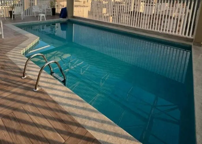 Pitangueiras Service, 2 dormitórios, piscina, 100 m praia, duas vagas de garagem e Wi-Fi Guarujá